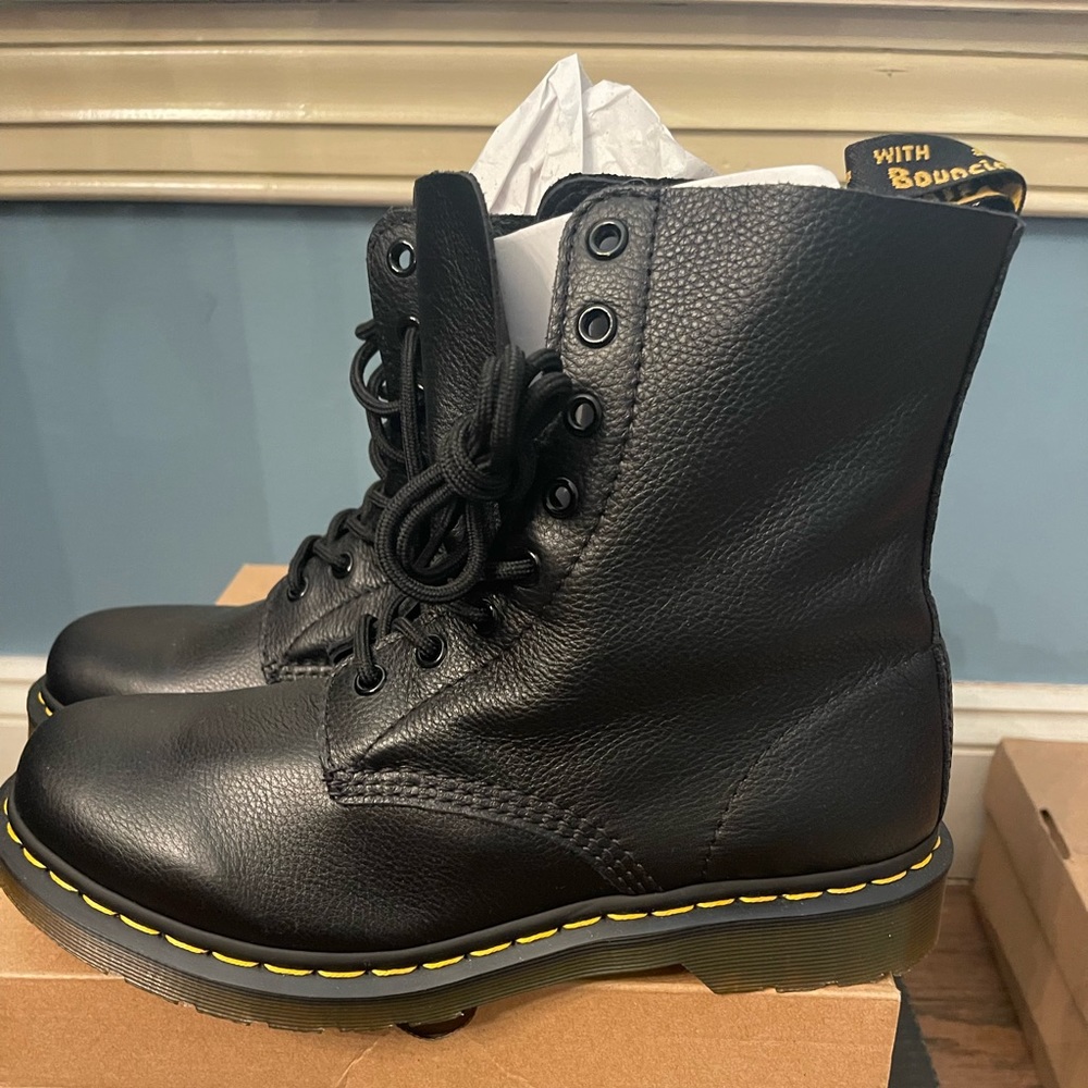 Dr. Martens Air Wair 1460 black leather lace up boots- new -